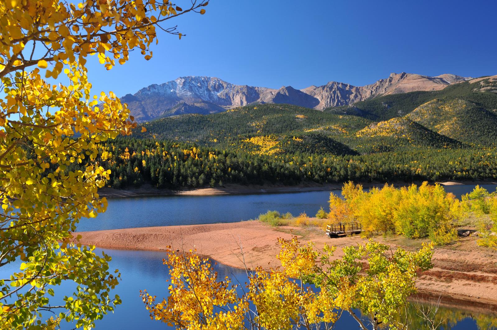 Mountain and lake in the fall